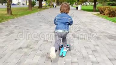 孩子们在公园里骑<strong>滑板车</strong>。 免费<strong>儿童</strong>